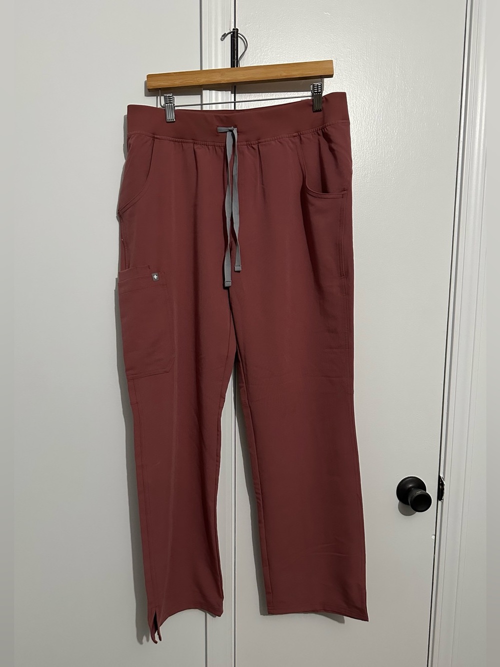 Figs Women's Kade Cargo Scrub Pants - Mauve